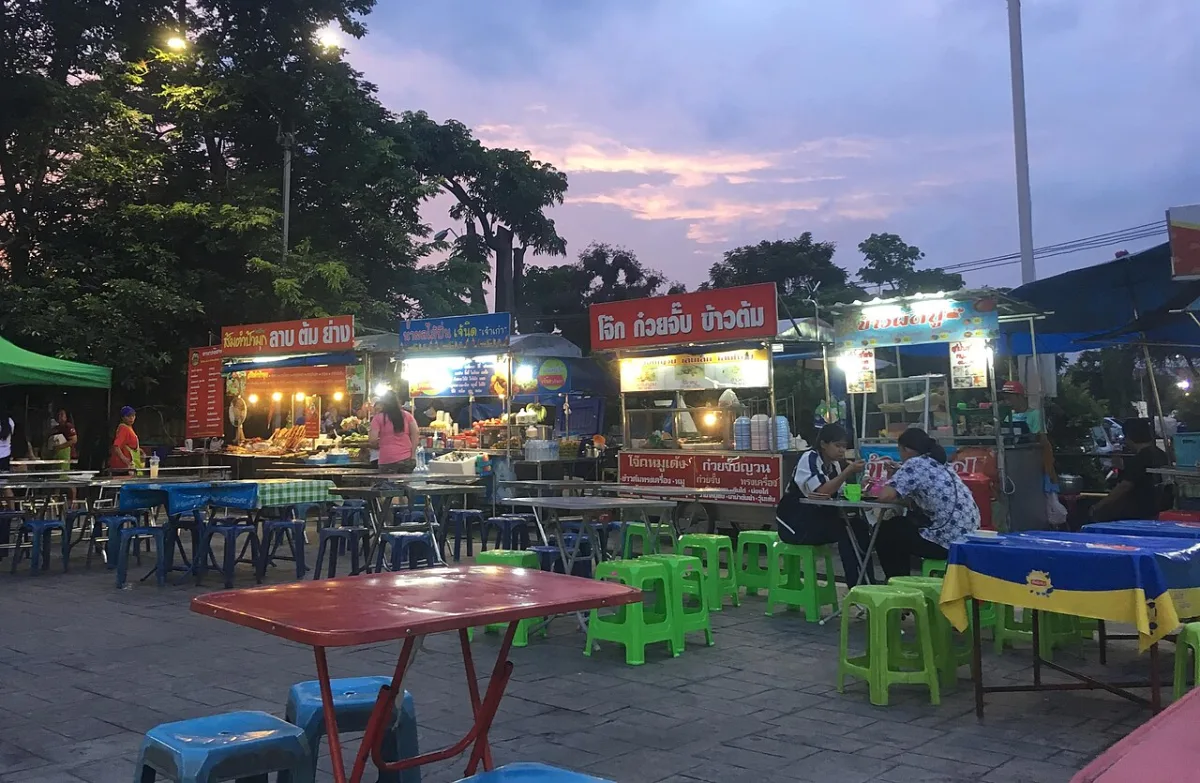 ตลาดนัดกลางคืนในอุบลราชธานี บรรยากาศคึกคักยามค่ำของเมืองศูนย์กลางอีสานใต้